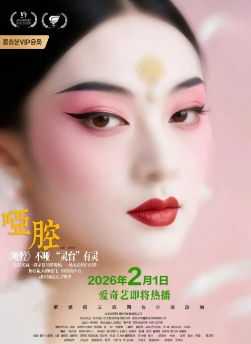 洗澡偷拍趁表妹洗头时候眼睛无法睁开的时候偷拍她洗澡可能女人第六感觉察觉到了表妹问谁在外面 - 猫咪视频